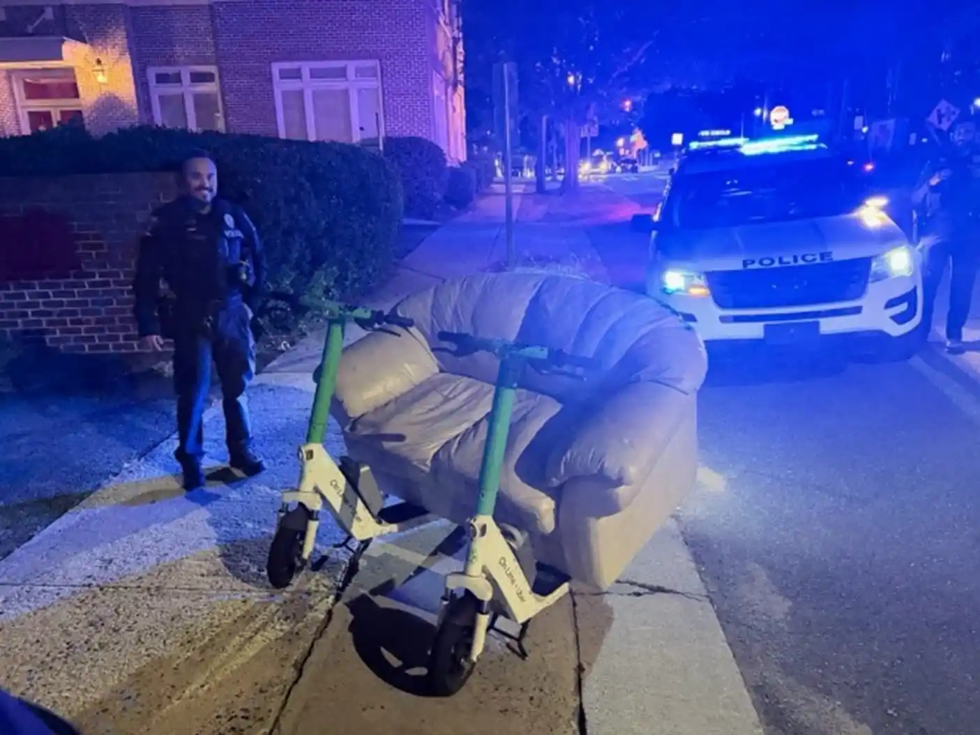 Elektrikli Kanepeyle Trafiğe Çıktılar